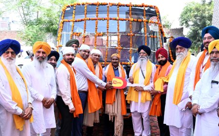 ਪੰਜਾਬ ਨੈਸ਼ਨਲ ਬੈਂਕ ਵੱਲੋਂ ਸ੍ਰੀ ਦਰਬਾਰ ਸਾਹਿਬ ਲਈ ਬੱਸ ਭੇਟ, ਐਡਵੋਕੇਟ ਧਾਮੀ ਨੇ ਬੈਂਕ ਅਧਿਕਾਰੀਆਂ ਨੂੰ ਕੀਤਾ ਸਨਮਾਨਿਤ