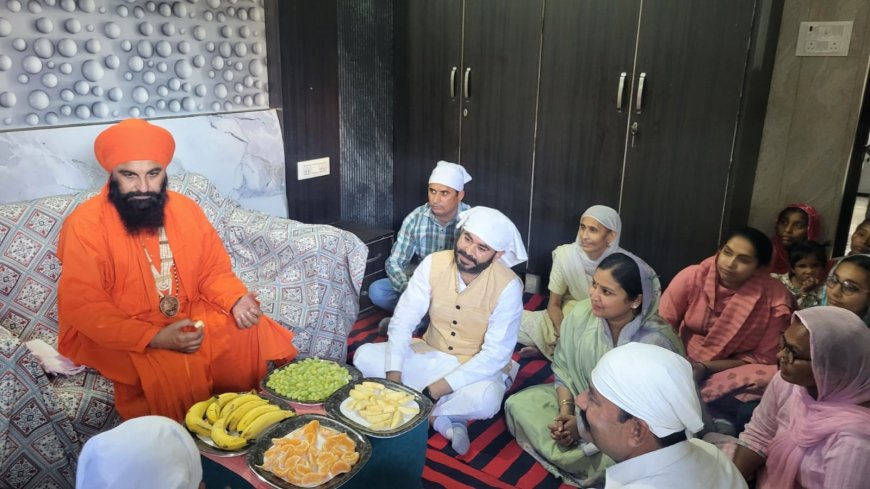 ਬਾਬਾ ਬ੍ਰਹਮ ਦਾਸ ਜੀ ਨੇ ਫਾਜ਼ਿਲਕਾ ਵਿਧਾਇਕ ਨਰਿੰਦਰਪਾਲ ਸਿੰਘ ਸਵਨਾ ਦੇ ਨਿਵਾਸ 'ਤੇ ਦਿੱਤਾ ਦਰਸ਼ਨ, ਨਰਿੰਦਰਪਾਲ ਸਿੰਘ ਸਵਨਾ ਤੇ ਖੁਸ਼ਬੂ ਸਵਨਾ ਨੇ ਲਿਆ ਆਸ਼ੀਰਵਾਦ